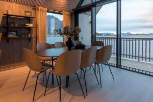 a dining room with a table and chairs at Leilighet med fantastisk utsikt in Henningsvær