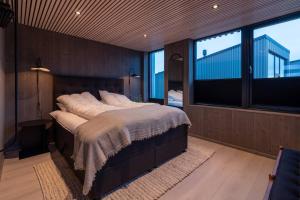 a bedroom with a large bed and a large window at Leilighet med fantastisk utsikt in Henningsvær