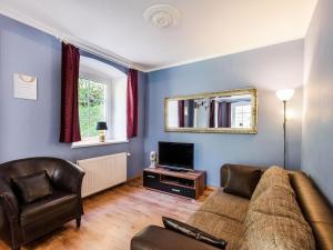 sala de estar con sofá y TV en Magnificent Holiday Home in Willingen near Forest, en Willingen