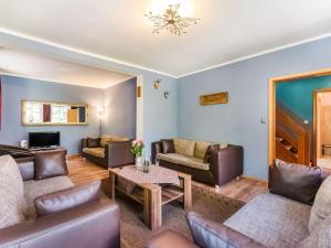 sala de estar con sofás y mesa en Magnificent Holiday Home in Willingen near Forest en Willingen