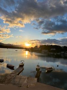 - un groupe de bateaux assis dans l'eau au coucher du soleil dans l'établissement Villa Cvita, à Lumbarda