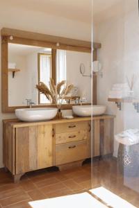 ein Badezimmer mit zwei Waschbecken und einem großen Spiegel in der Unterkunft Wine Resort Campacci in San Gusmè