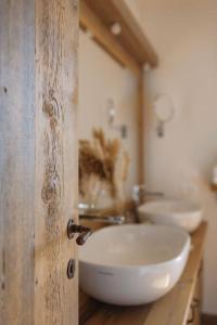 ein Badezimmer mit einem Waschbecken und zwei Waschbecken in der Unterkunft Wine Resort Campacci in San Gusmè