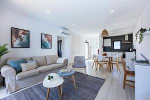 un salon avec un canapé et une table dans l'établissement Villa Back Loop, à Sagres