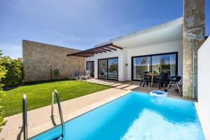 une villa avec piscine et une maison dans l'établissement Villa Back Loop, à Sagres