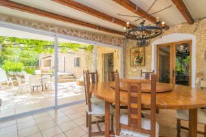 Casa Margarita في أندراتكس: غرفة طعام مع طاولة وكراسي خشبية