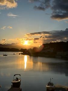 - deux bateaux amarrés sur un lac au coucher du soleil dans l'établissement Villa Cvita, à Lumbarda