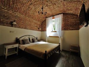 um quarto com uma cama grande e uma parede de tijolos em Мури Старого Львова em Lviv