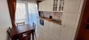 Η κουζίνα ή μικρή κουζίνα στο Apartamentai šalia baseino