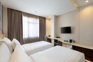 TV a/nebo společenská místnost v ubytování Four Star by Trans Hotel