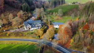 uma vista aérea de uma casa numa colina com uma estrada em Gasthof Braun em Schmallenberg