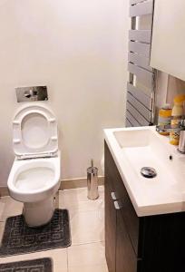 een badkamer met een toilet en een wastafel bij Paradise - Away - From - Home in Bracknell