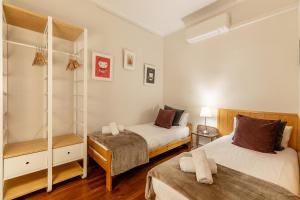 um quarto com 2 camas e um closet em Large & beautiful apartment 4min from Passeig de Gràcia em Barcelona