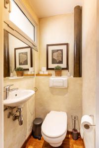 uma casa de banho com um WC branco e um lavatório. em Large & beautiful apartment 4min from Passeig de Gràcia em Barcelona