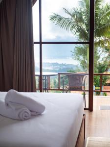 塔巴南的住宿－Catu Glamping Bedugul，一间卧室设有一张床和一个大窗户