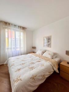 een witte slaapkamer met een groot bed en een raam bij Appart chaleureux et calme près de PARIS et MÉTRO in Asnières-sur-Seine +13 foto's