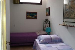 1 Schlafzimmer mit 2 Betten, einem Fenster und einem Fenster in der Unterkunft Villetta Serafina Otranto in Otranto