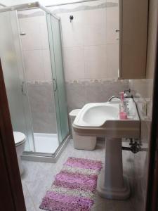 ein Bad mit einem Waschbecken und einer Dusche in der Unterkunft Villetta Serafina Otranto in Otranto