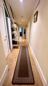 een hal met een tapijt op de vloer in een huis bij 2 Bedroom Apartment in Central London South Kensington in Londen