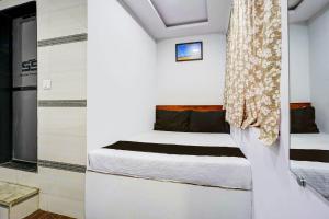En eller flere senge i et værelse på Hotel Metro House