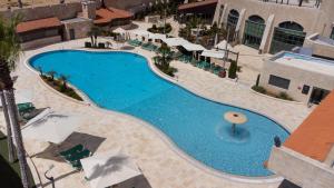 una vista aérea de una piscina en un hotel en Millennium Palestine Ramallah en Ramallah