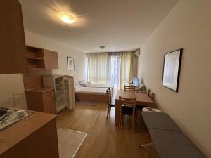 ein kleines Apartment mit einer Küche und einem Esszimmer in der Unterkunft Julia Vigo Panorama apartments in Nessebar
