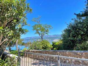 a view of the water from behind a fence at Apartment Butkovic in Šilo