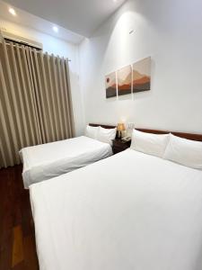 Een bed of bedden in een kamer bij Ngọc Toàn Hotel