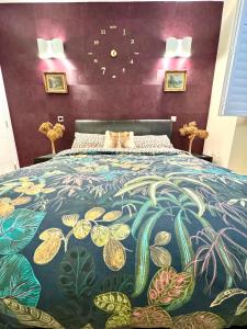 een slaapkamer met een groot bed met een kleurrijke sprei bij 2 Bedroom Apartment in Central London South Kensington in Londen