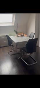 einen Tisch und zwei Stühle in einem Zimmer in der Unterkunft Habitación in Wolfisheim
