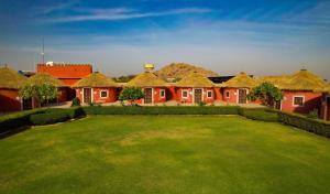 una fila de casas con un gran patio de césped en Pukhraj Garh- A Heritage Homestay, en Jodhpur
