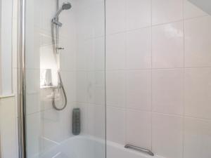 un bagno con doccia e vasca da bagno di Lychgate Cottage a Osmington Altre 34 foto