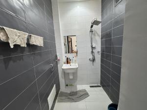 uma casa de banho com um lavatório e um chuveiro em Résidences Salsia - Almadies - Studio RDC em Dakar