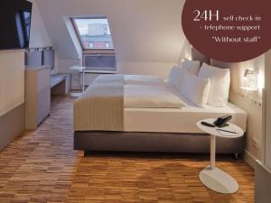 um quarto de hotel com uma cama e uma janela em Classik Hotel Hackescher Markt - Self Check In em Berlim