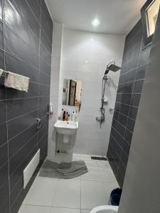 uma casa de banho com um lavatório, um WC e um chuveiro em Résidences Salsia - Almadies - Studio RDC em Dakar