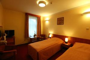 Posteľ alebo postele v izbe v ubytovaní Hotel Korona + 37 fotografií