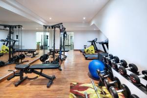 Fitness centrum a/nebo fitness zařízení v ubytování Four Star by Trans Hotel