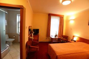 Postel nebo postele na pokoji v ubytování Hotel Korona