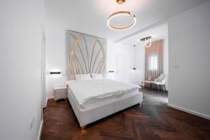Säng eller sängar i ett rum på Stylish 4BR Villa - Herzliya Pituah