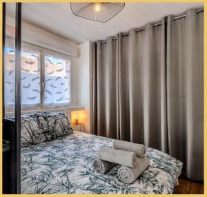 een slaapkamer met een bed met twee handdoeken erop bij Appartement Le Blansin in Saint Pierre en Faucigny