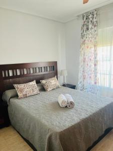 Ένα ή περισσότερα κρεβάτια σε δωμάτιο στο Cala Azul , piscina, 3 dormitorios ,Aire acondicionado con vistas al mar, wifi Playa, Geoda Pulpí