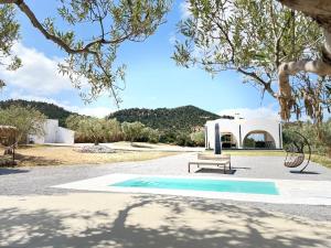 uma mesa de piquenique e um banco em frente a uma casa em Villa a la montagne Hammamet em Hammamet