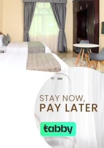 Al BARAKAH HOTEL في الشارقة: غرفة في فندق مع سرير وعلامة تقول إقامة الآن ادفع لاحقاً
