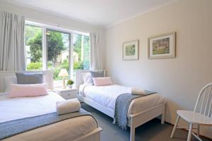 a bedroom with two beds and a table and a window at Nature Lovers Dream - Hikes & Fireplace in Wentworth Falls