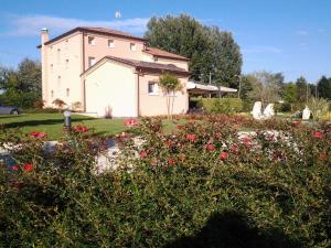ein Haus mit einem Garten mit Blumen davor in der Unterkunft Agrialloggi La Palazzina in Curtarolo