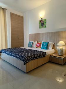ein Schlafzimmer mit einem großen Bett in einem Zimmer in der Unterkunft Hari Priya house The Divine Homestay in Vrindāvan