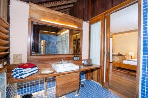 uma casa de banho com um lavatório e um espelho em Veranda Natural Resort em Kep