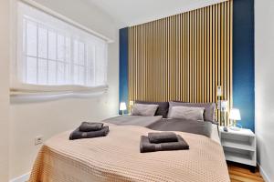 una camera da letto con un letto grande con due cuscini sopra di Casa Encanto Torrevieja a Torrevieja Altre 14 foto