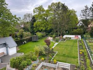 uma vista aérea para um jardim em City Wohnung mit Gartenblick und Dachterrasse em Verden