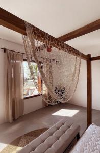 eine Hängematte in einem Schlafzimmer mit Fenster in der Unterkunft Lo Villa - Venuestay in Phu Yen